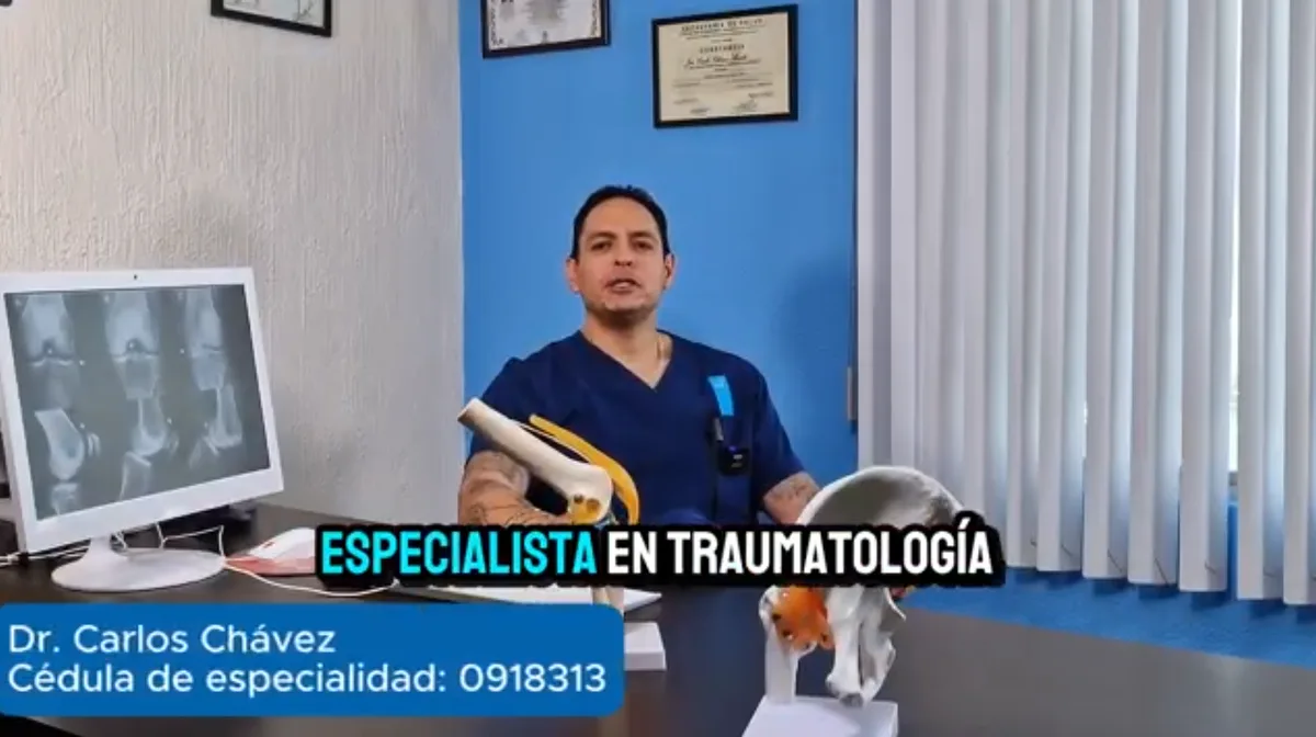 El Dr. Chávez en su consultorio, con radiografías en pantalla y su cédula de especialidad
