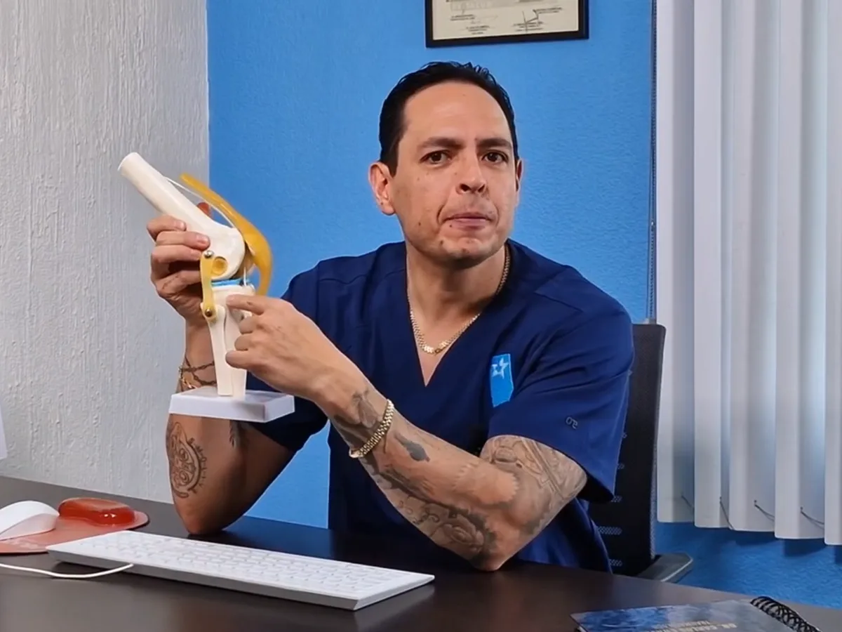 El Dr. Chávez explica una valoración con un modelo anatómico de rodilla